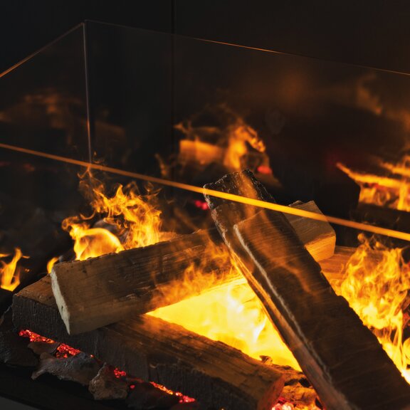 Beim Elektrofeuer eSENSE werden die Flammen aus Wasserdampf mit LED beleuchtet.