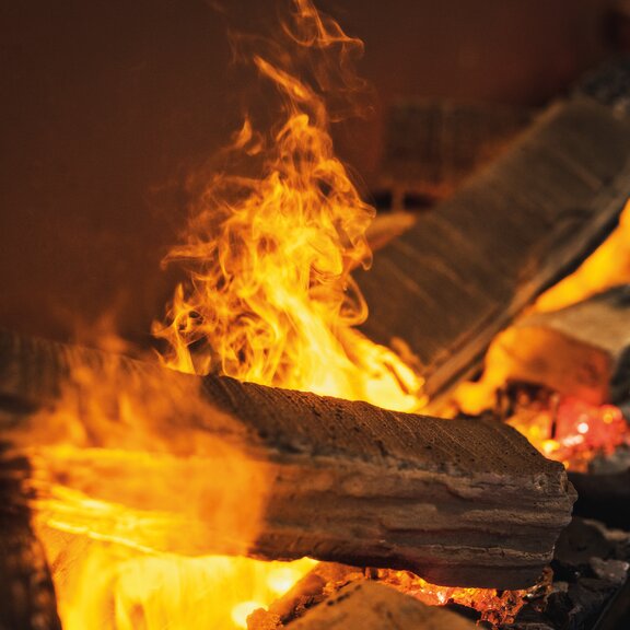 Das Elektrofeuer eSENSE ist mit hochwertigen Holzscheiten aus Keramik ausgestattet.