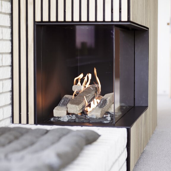 Gas-Kamin VISIO 70 RC mit hochwertigen Holzscheit-Imitaten aus Keramik