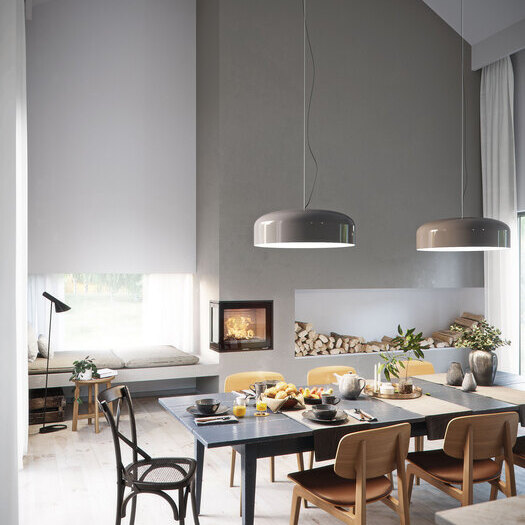 R-600 zweiseitig verglast Holz-Kamineinsatz R-600 zweiseitig verglast als Mittelpunkt im Esszimmer mit gedecktem Tisch