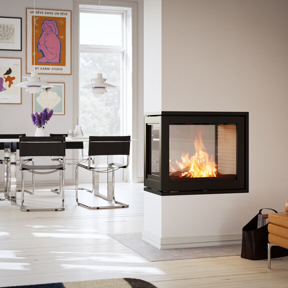 Raumteiler-Kamin R-600 RD im hellen Wohnzimmer mit modernem Esstisch