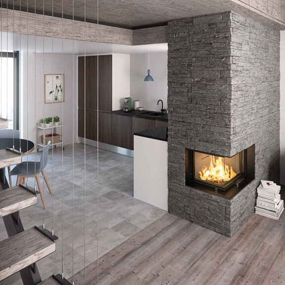 Holz-Kamin VISIO 2 rechts, der Eckkamin trennt Küche und Wohnzimmer und eine moderne Treppe führt in die obere Etage
