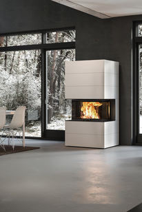 Holz-Kamin VISIO 3 ELEMENT eingebaut in weiss gestrichenen Betonelementen als freistehender dreiseitiger Kamin mitten im Raum