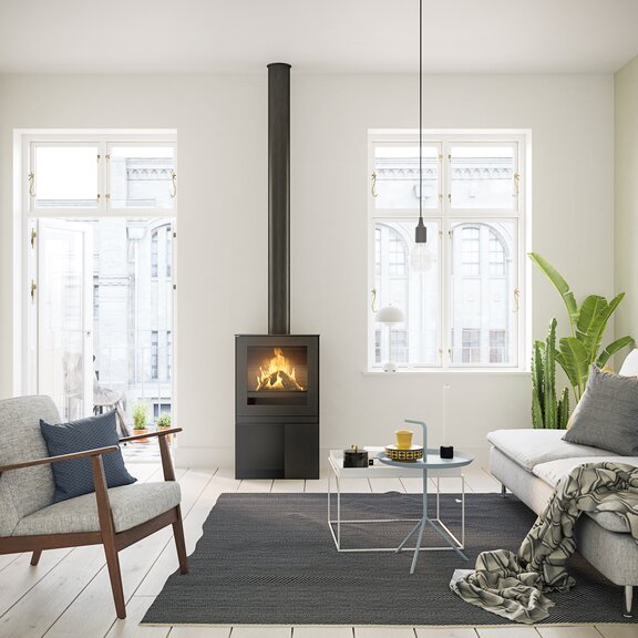 Gas-Kaminofen Q-TEE 2 mit Stahltür und praktischem Sockel in stylischer Wohnung mitten in der Stadt