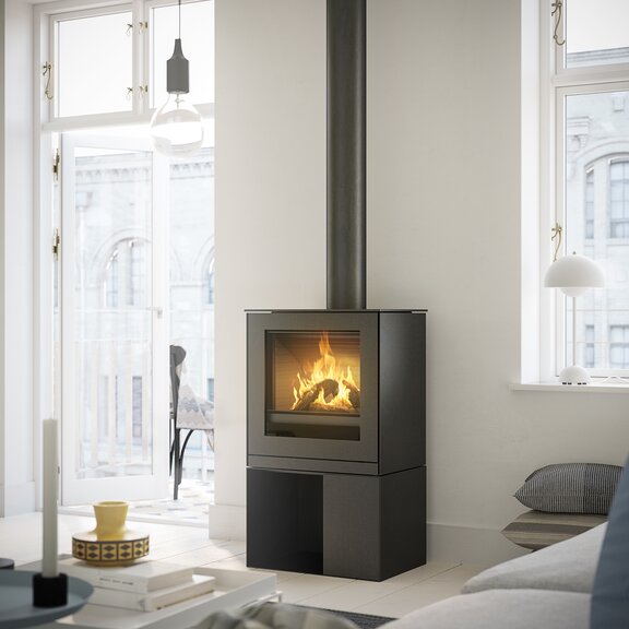 Gas-Kaminofen Q-TEE 2 mit Stahltür und praktischem Sockel in städtischer Wohnung
