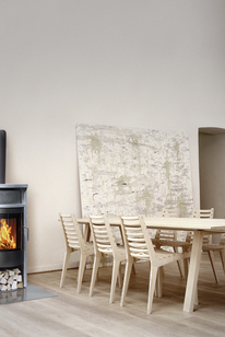 Kaminofen BANDO mit Specksteinverkleidung in minimalistisch eingerichtetem Wohnbereich