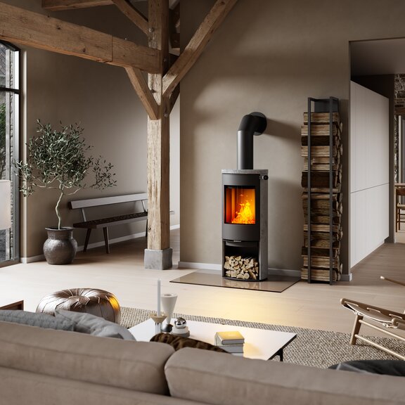 Holz-Kaminofen CARO 120 mit Specksteinverkleidung in rustikalem Haus