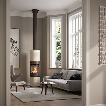 JUNO 166 L mit Naturstein Porto Verkleidung und Stahltüre in der Farbe Mokka im modernen Wohnraum mit grossen Fensterfronten