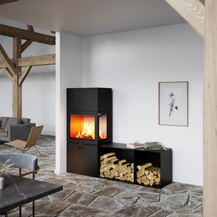 Holz-Kaminofen MAX 600/150 in Schwarz mit einem Seitenfenster und zwei Seitenbänken als Eckmodell im Esszimmer