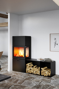 MAX 600/150 in Schwarz mit einem Seitenfenster Holz-Kaminofen MAX 600/150 in Schwarz mit einem Seitenfenster und zwei Seitenbänken als Eckmodell im Esszimmer