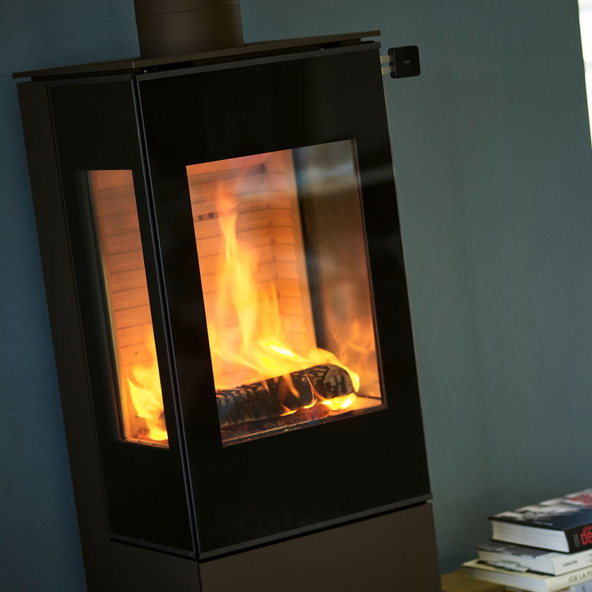 Effizient und modernes Design – der Raumteiler Kaminofen 600 RD | Attika