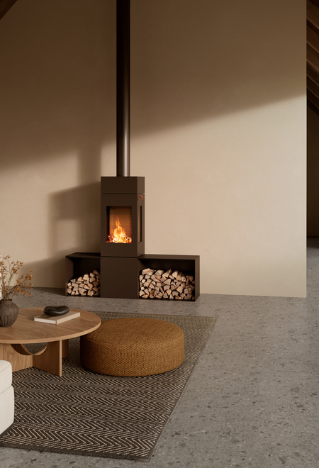 Holz-Kaminofen NEXO 140 in der Farbe Mokka im schlichten und hellen Wohnzimmer