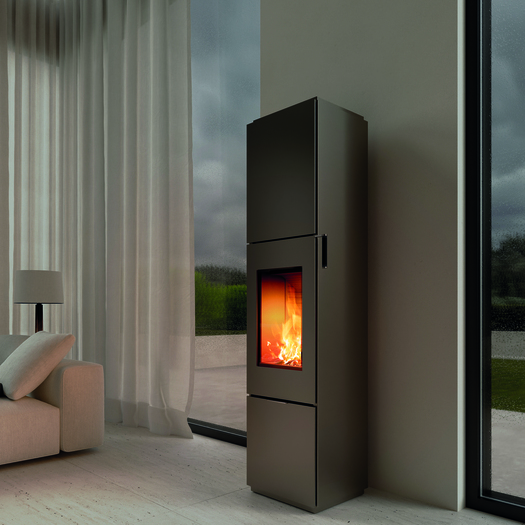 Holz Kaminofen OPAL in der Farbe Platin im modernen Wohnraum