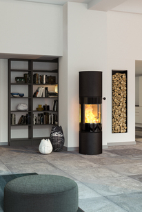 Holz-Kaminofen VIVA 160 L in Schwarz mit Vollglas-Feuerraumtür in grossräumigem, modernem Wohnraum