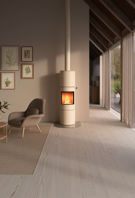 Holz-Kaminofen VIVA 160 L in der Farbe Sand mit Stahltüre und Türgriff Eiche Natur im hellen Wohnzimmer
