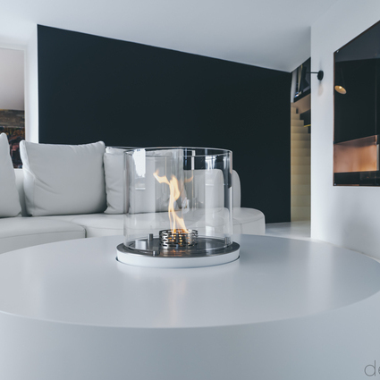 Nice Built-in Rund eingebaut im weissen Wohnzimmertisch im hellen Wohnzimmer