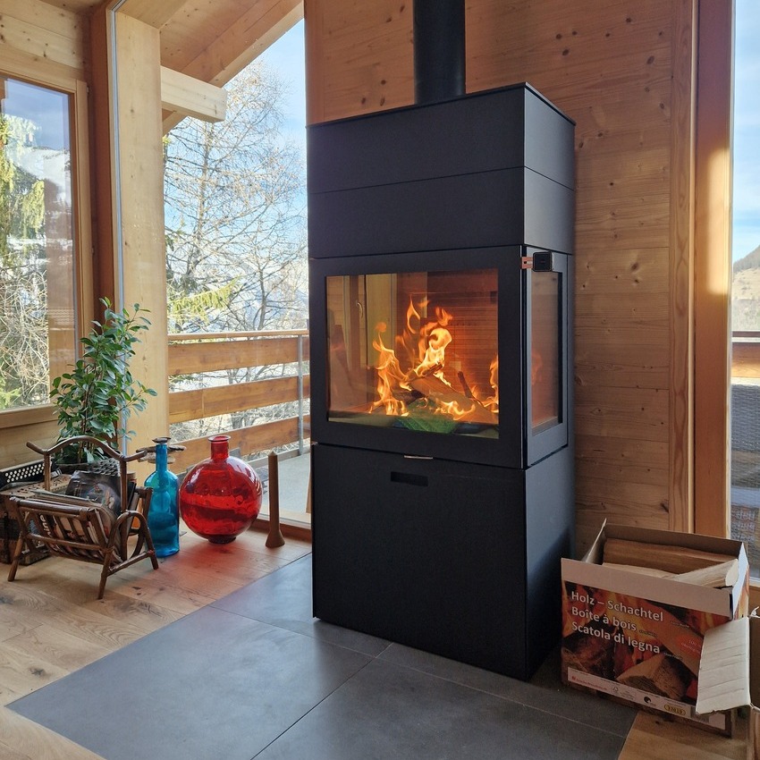 Holz-Kaminofen MAX 600 - charakterstarker Auftritt | Attika
