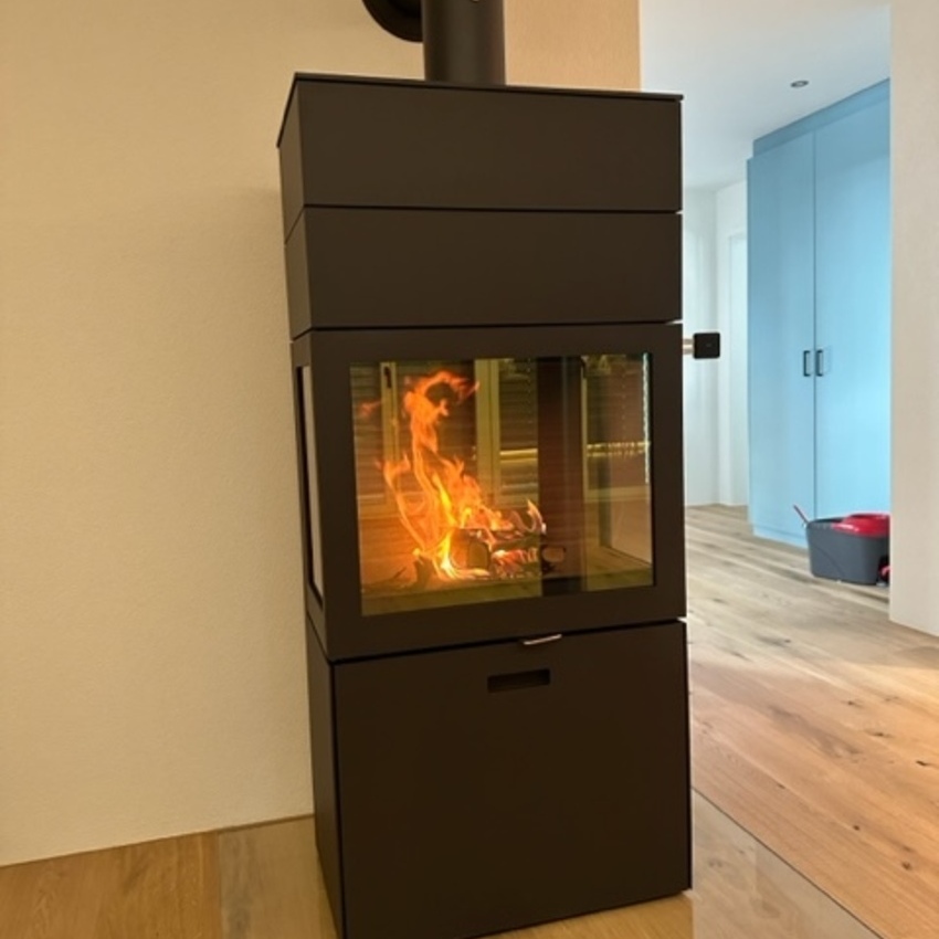 Holz-Kaminofen MAX 600 - charakterstarker Auftritt | Attika