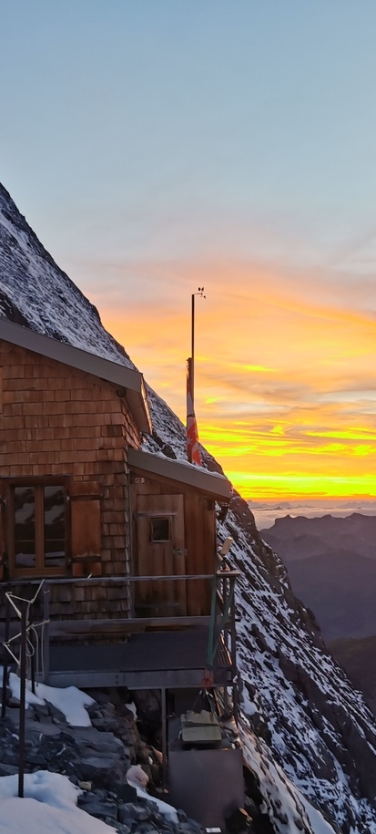 Gemütliche Stimmung in der Hütte vor dem Feuer des Kaminofens Bando.