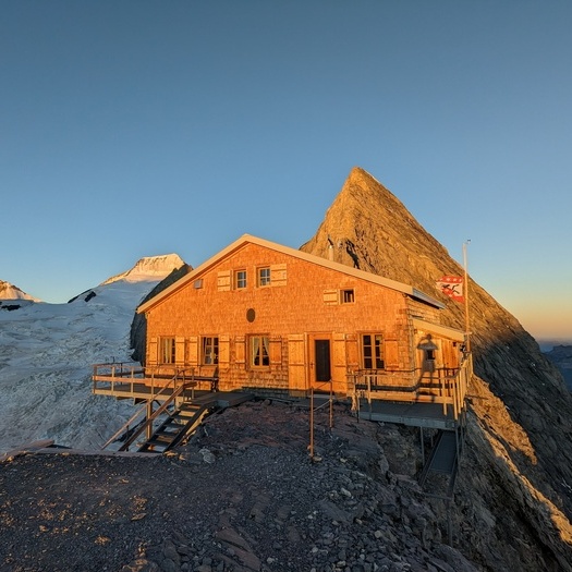 Eindrückliches Bergpanorama bei der Mittellegihütte auf 3355 Meter über Meer.